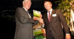 Ruud Lubbers heeft het eerste exemplaar van de Toolkit Duurzame Winkelcentra ontvangen uit handen van Bart Kuil, directeur van AM Real Estate Development. Toolkit Duurzame Winkelcentra De Toolkit Duurzame Winkelcentra...