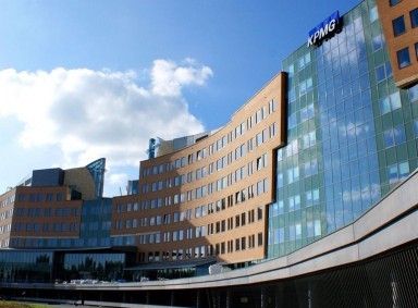 Video van de Week: de lege kantoorkolos van KPMG In de eerste aflevering van het nieuwe programma ‘De Slag om Nederland’ is adviesbureau KPMG de kop van Jut. Begin 2010 trok KPMG in een nieuw, duurzaam pand, terwijl slechts...