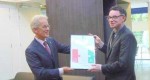 Energielabelposter voor Utrechts Archief Rob Boerée, directeur Energie en Klimaat van Agentschap NL, overhandigde deze week een energielabelposter aan wethouder Gilbert Isabella van de gemeente Utrecht, voor de ingrijpende verduurzaming van Het Utrechts Archief....