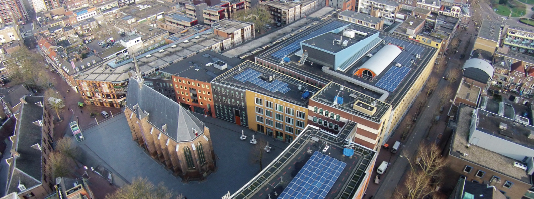 Stadhuis Nijmegen en Marienburgcomplex met zonnepanelen 2016