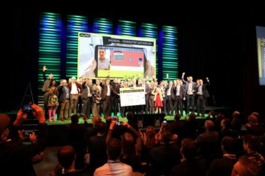 De ondertekening van het digiAkkoord tijdens het Ketenstandaard Bouw en Techniek Congres 2023 in Nijkerk.