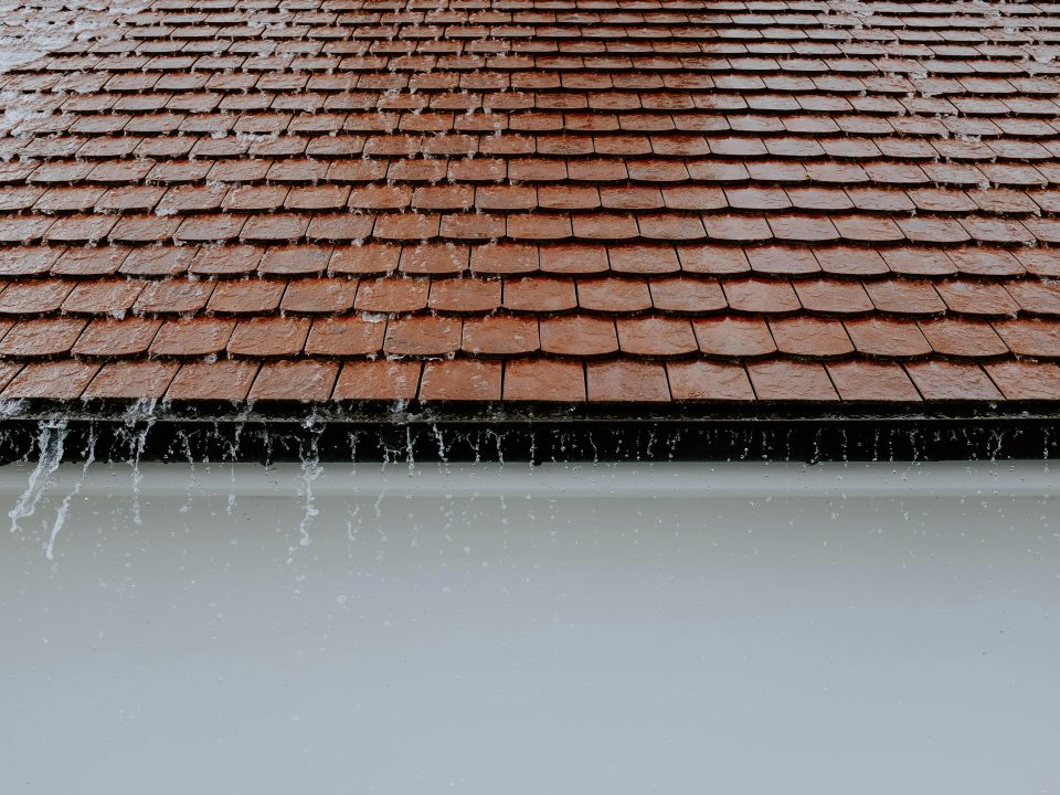 Regen loopt van dak